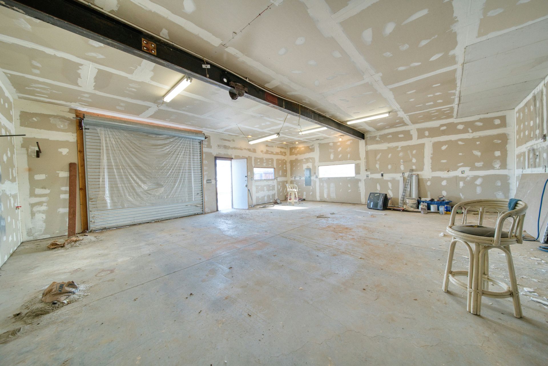 A large room with a lot of white paint on the walls